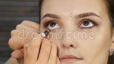 专业化妆师在客户脸上做眼妆。<strong>美容时尚</strong>产业